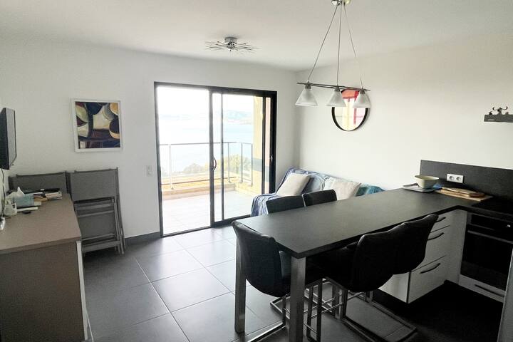 סלון עם ספה נפתחת. 