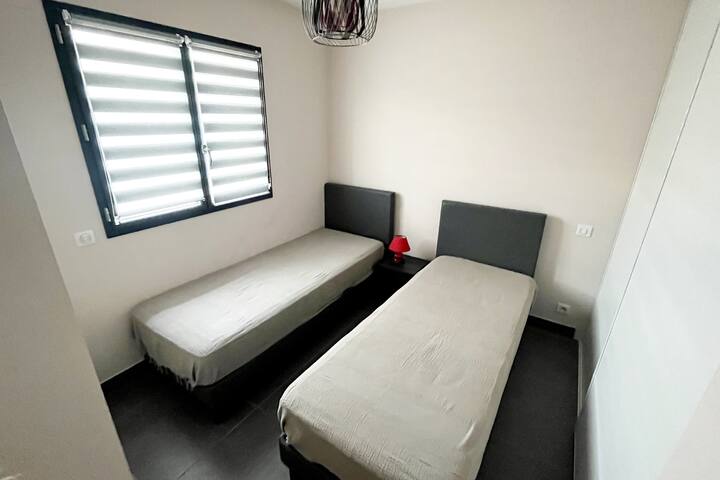 חדר שינה 2 עם 2 מיטות ב -90