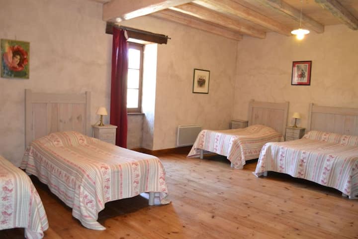 غرفة النوم 2:
غرفة تتسع لخمسة أشخاص (في الطابق العلوي) مع سرير واحد 140 و 3 أسرّة 90 وغرفة استحمام ومرحاض خاص.