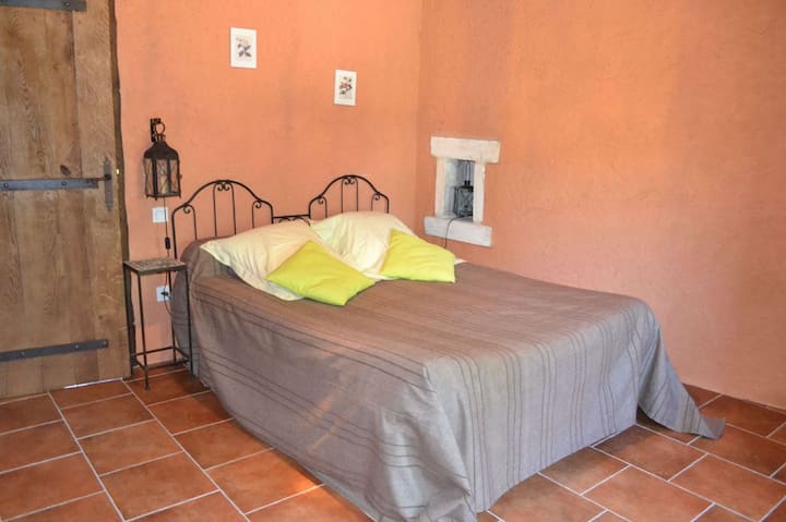 غرفة النوم 1:
غرفة نوم في الطابق الأرضي لذوي الاحتياجات الخاصة تضم سريرًا واحدًا 140 وغرفة استحمام ومرحاضًا خاصًا.