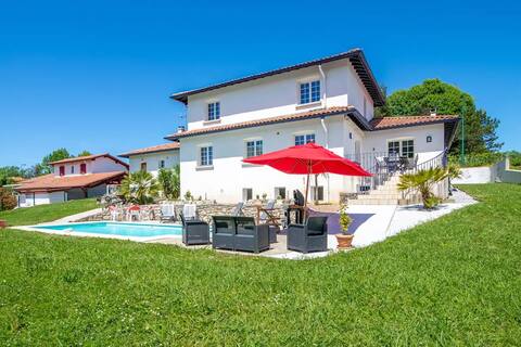 holiday home for 10 people with a pool