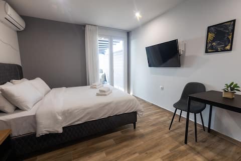 Popular Airbnb listing: Raise Metro Jacuzzi Suite 51 in δήμος δάφνης υμηττού