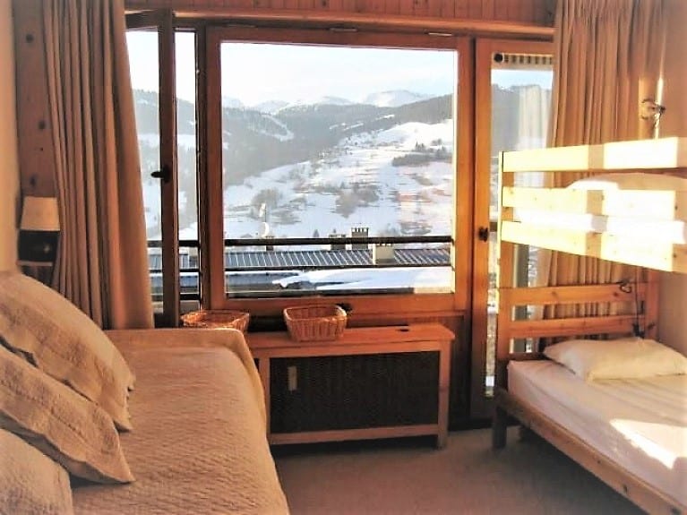 divan-krevat në dhomën e gjumit dhe dy krevate marinarë.
Ekspozimi në perëndim.