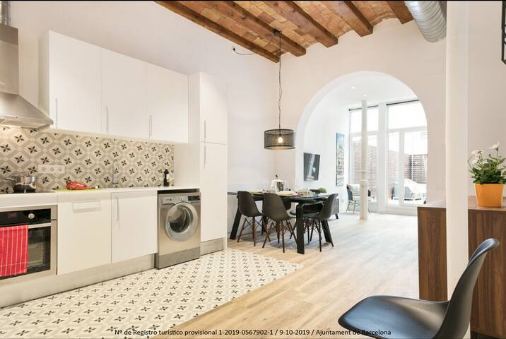 Catalonia Square Terrace & 5 bathrooms 5BD-5BTH gallery image 2