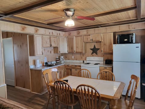 Cabin 6 - 2 Bedroom Lakefront Cabin
