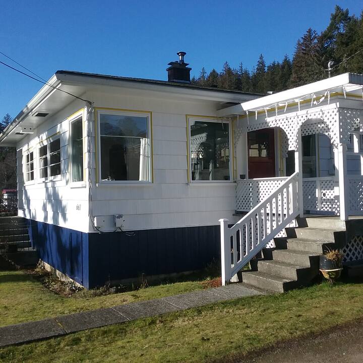 Artist Cottage Houses for Rent in Alert Bay, British Columbia