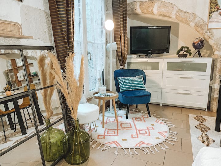 Მომხიბლავი დასასვენებელი სივრცე კომფორტული ლურჯი სავარძლით, თანამედროვე დეკორაციითა და მცენარეებით, ნათელი და მყუდრო სივრცე, რომელიც იდეალურია ღირსშესანიშნაობების დათვალიერების ან მუშაობის შემდეგ დასასვენებლად