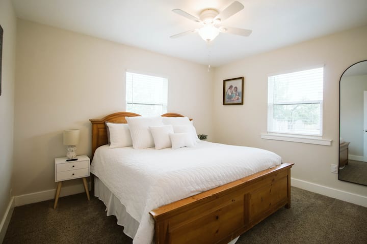 Спалня за гости с голямо двойно легло 1