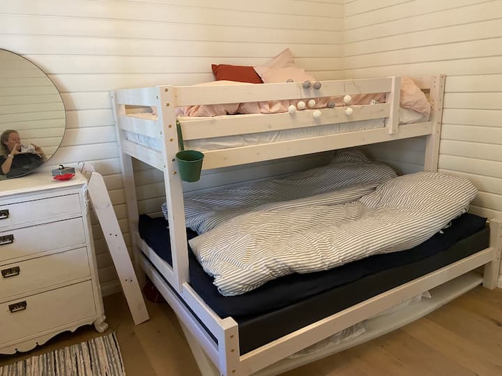 هنا غرفة تتسع لثلاثة أشخاص وهناك مراتب جيدة في السرير. أيضا للبالغين.