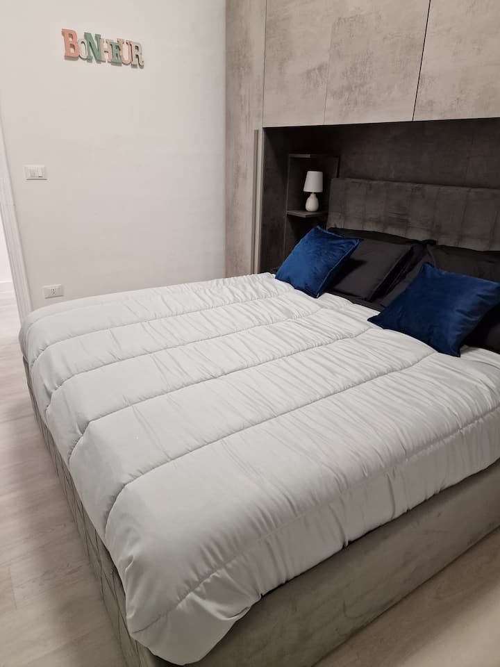 第二间双人卧室，配有便携式弹簧床垫和26厘米高记忆形式，每人2个不同的枕头，棉质床单和被子 