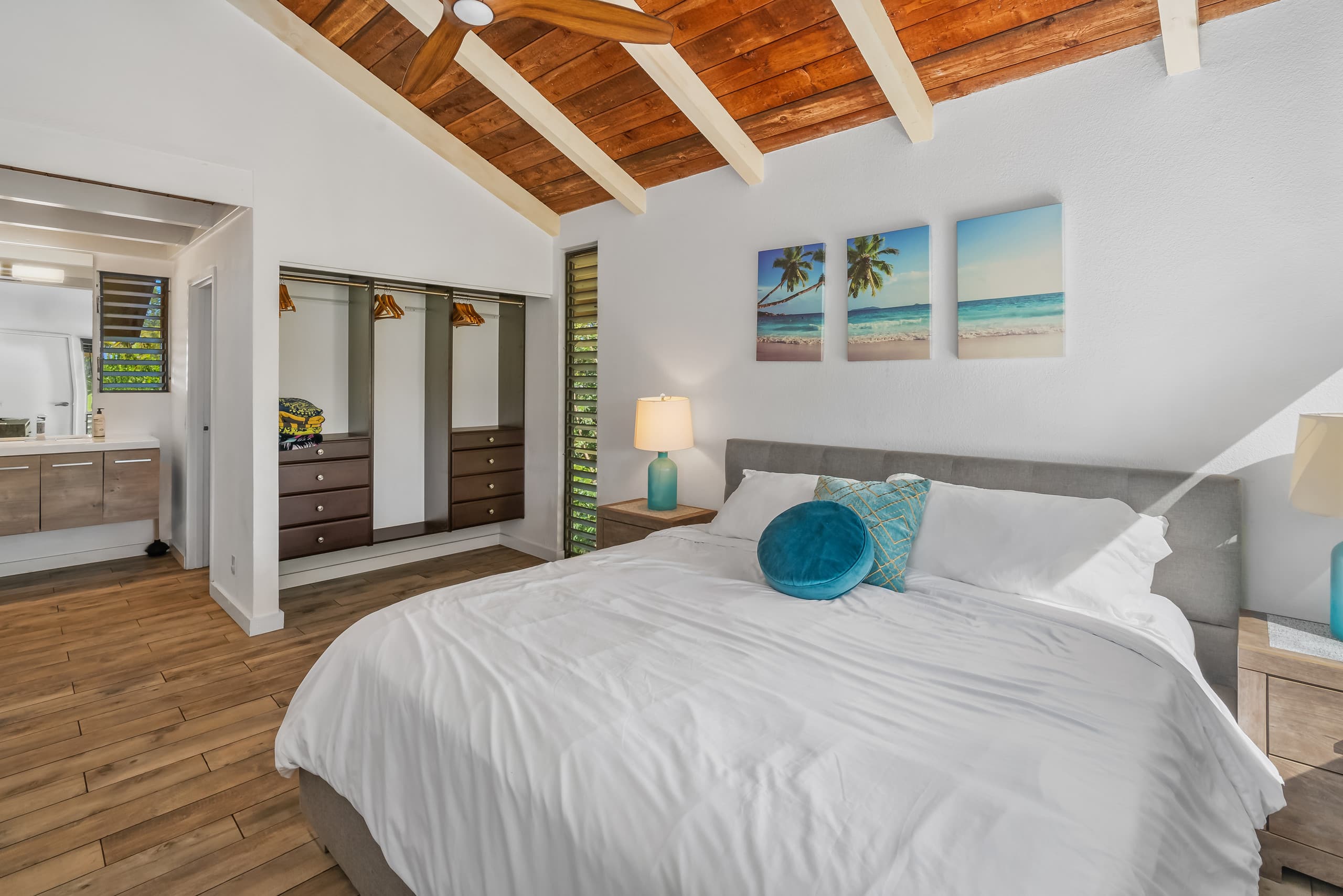 Bright & Airy Home: Waterfall View, Pool & AC - Image 18
