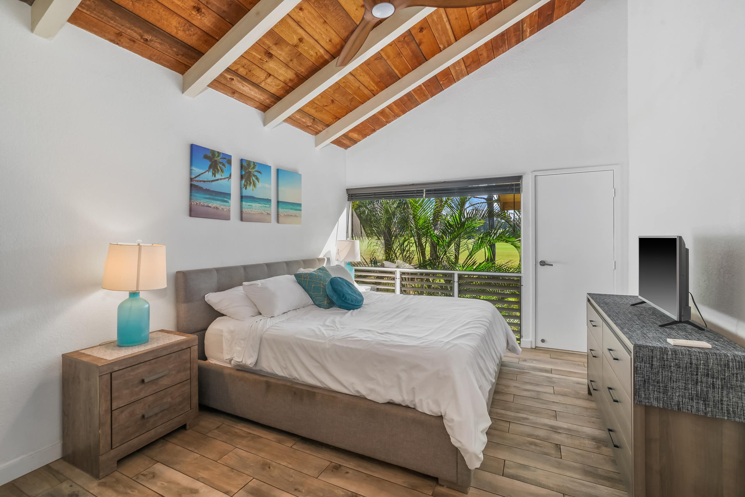 Bright & Airy Home: Waterfall View, Pool & AC - Image 5