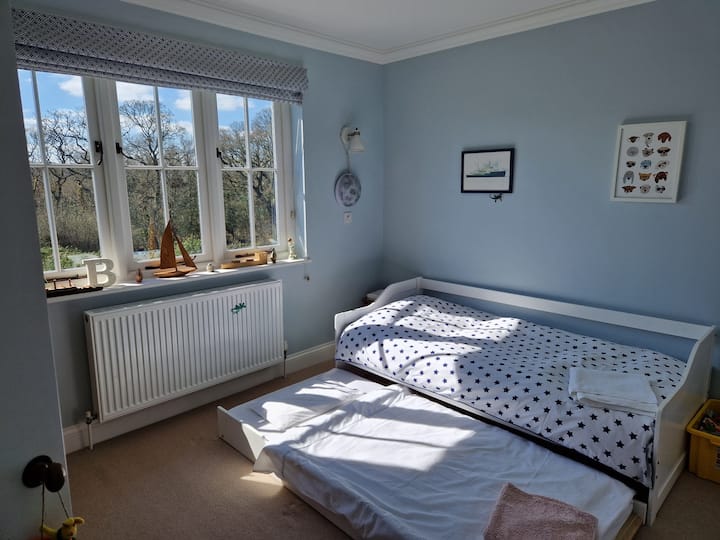 ห้องนอน 2 พร้อมเตียงเดี่ยวแบบดึงออก