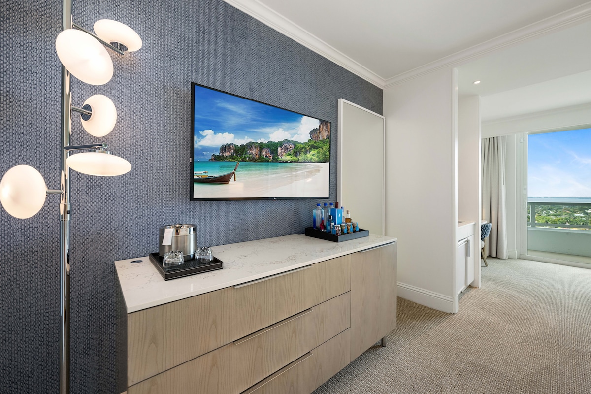 Fontainebleau Resort Suite