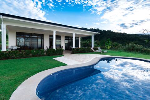 Home with Amazing Ocean Views & Extensive Wildlife