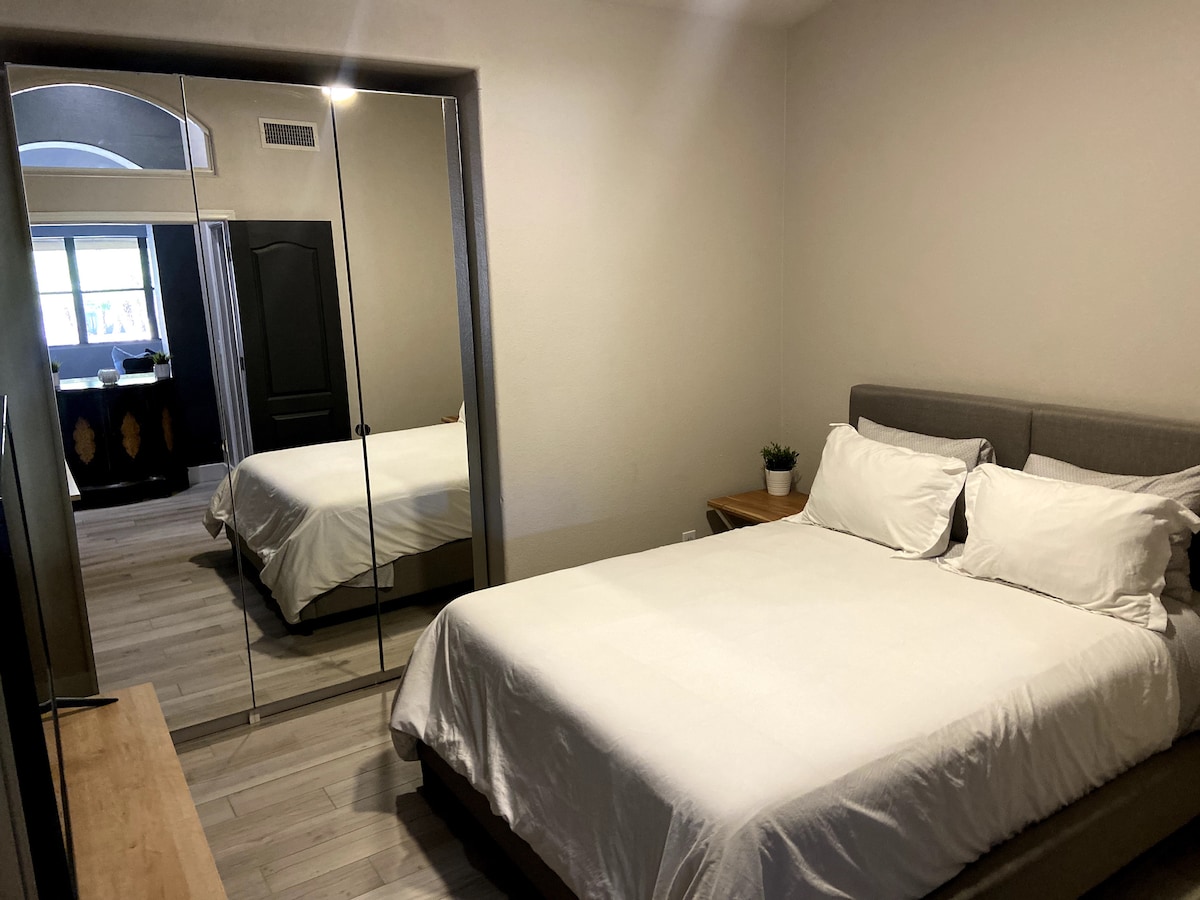 Letto matrimoniale con smart TV da 60 pollici. 