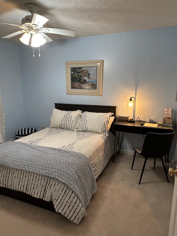 Спалня 1: пълноразмерно легло, бюро и стол, смарт телевизор, килер и др. 