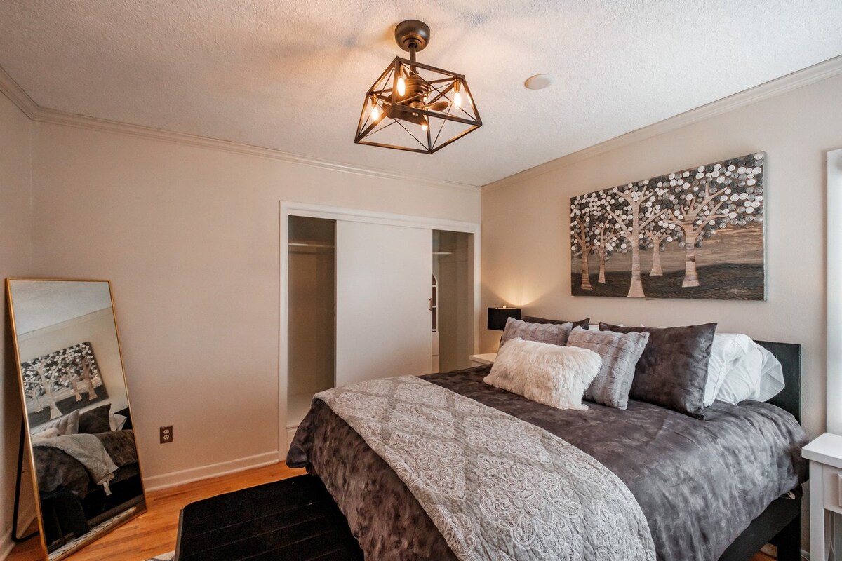 ห้องนอนเตียงควีนไซส์บนชั้นหลักพร้อมตู้เสื้อผ้าขนาดใหญ่