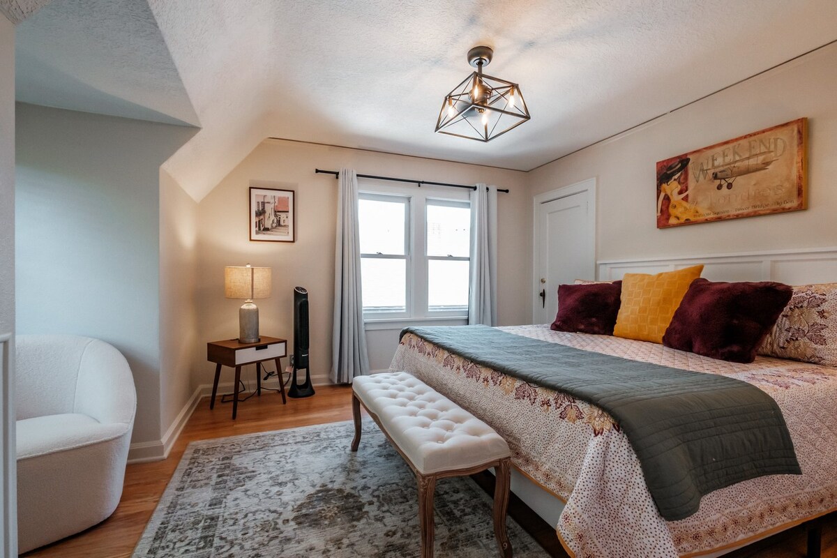 ห้องนอนเตียงคิงไซส์ชั้นบนมีตู้เสื้อผ้าแบบวอล์กอิน