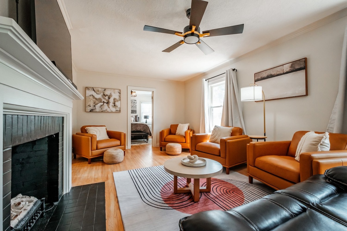 ห้องนั่งเล่นพร้อมเก้าอี้ขนาดใหญ่