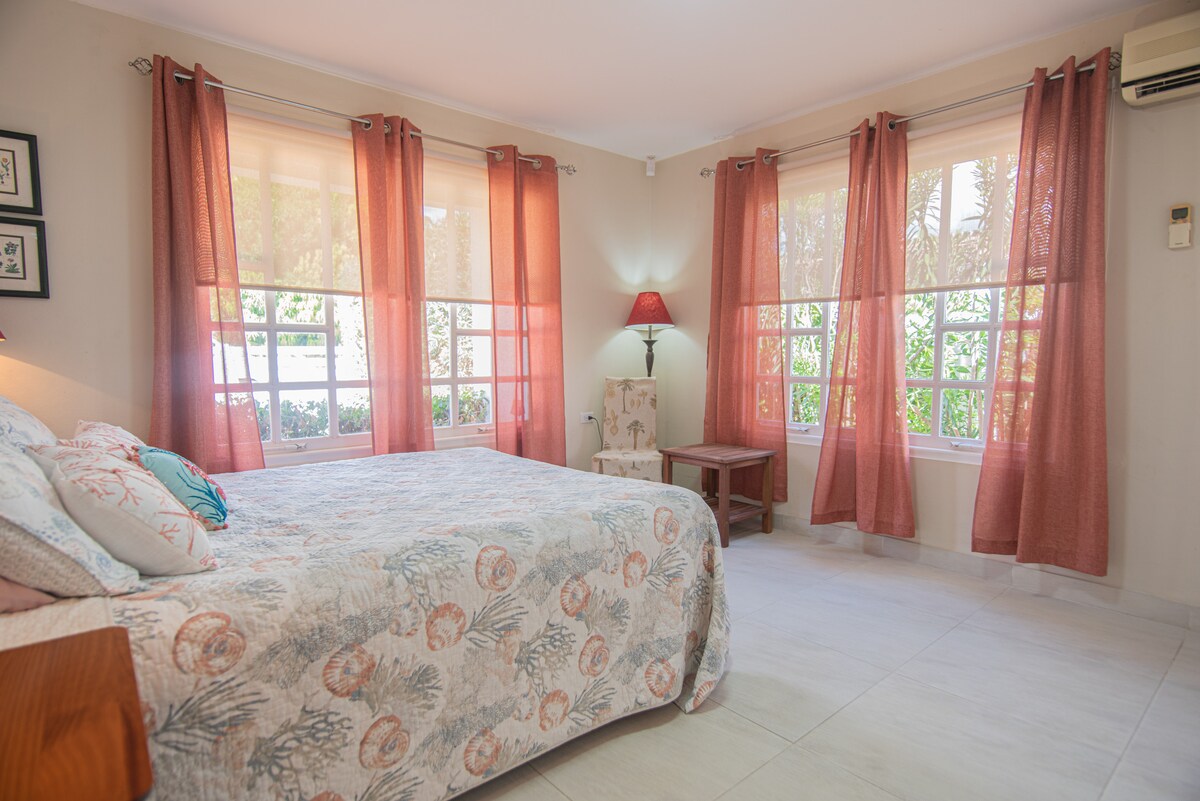 Dormitorio uno, cama tamaño queen