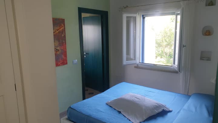 سرير غرفة نوم مع حمام