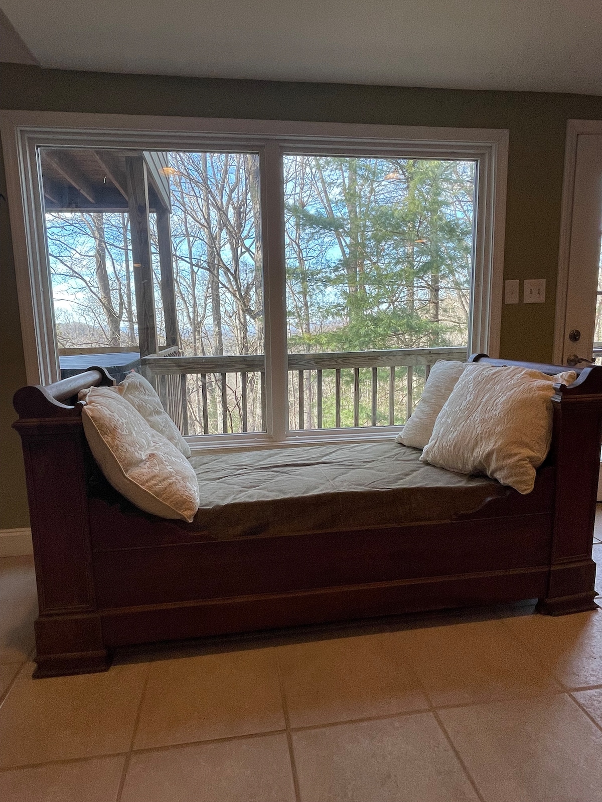 客厅设有休息区，可俯瞰露台