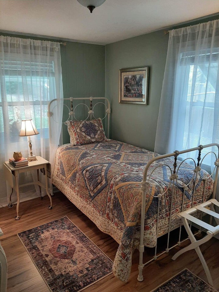 Стая с две единични легла