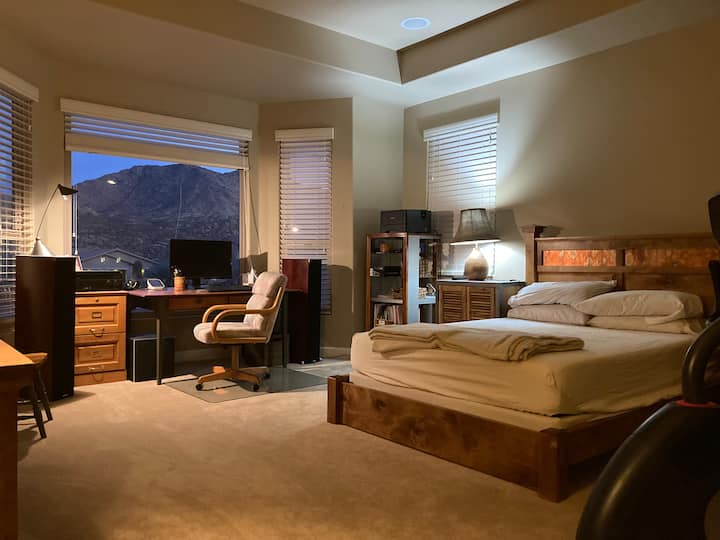 chambre principale, avec espace bureau devant de grandes fenêtres donnant sur les montagnes de Santa Catalina