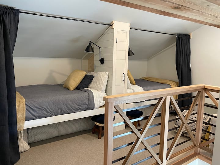 Децата, големи и мали, го обожаваат овој посебен простор само за нив. Затворете ја малата завеса и засолништето, прочитајте омилена книга и предајте се на убав ноќен сон. Лето и зима вашата удобност е важна, зимската постелнина е топла и удобна волнена јорган.