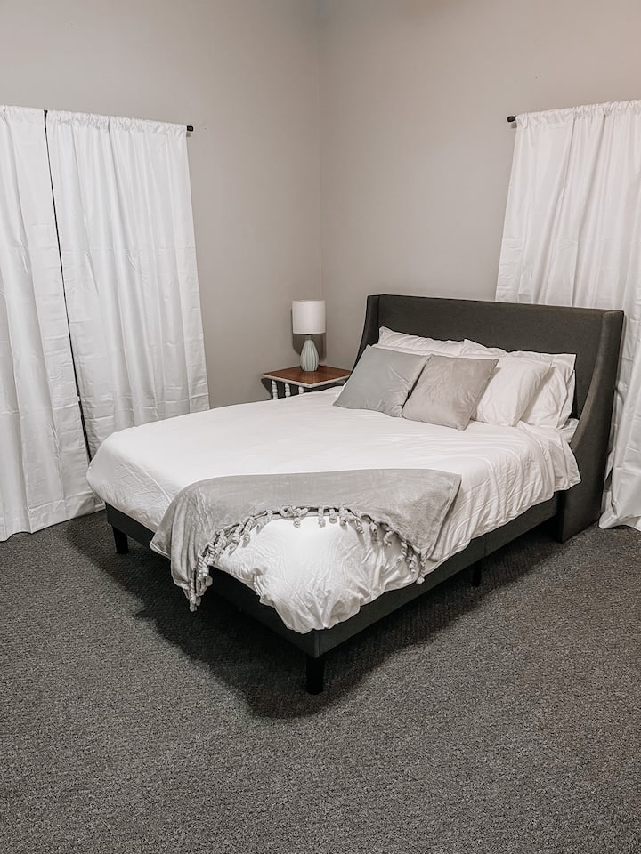 يتوفر سرير بحجم كوين في غرفة النوم الرئيسية. 