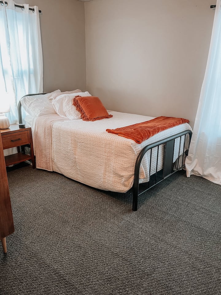 تعال واسترخ في غرفة النوم الثانية التي تحتوي على سرير مريح بالحجم الكامل وخزانة واسعة وتلفزيون وجهاز تحكم عن بعد Firestick وخزانة ملابس! 