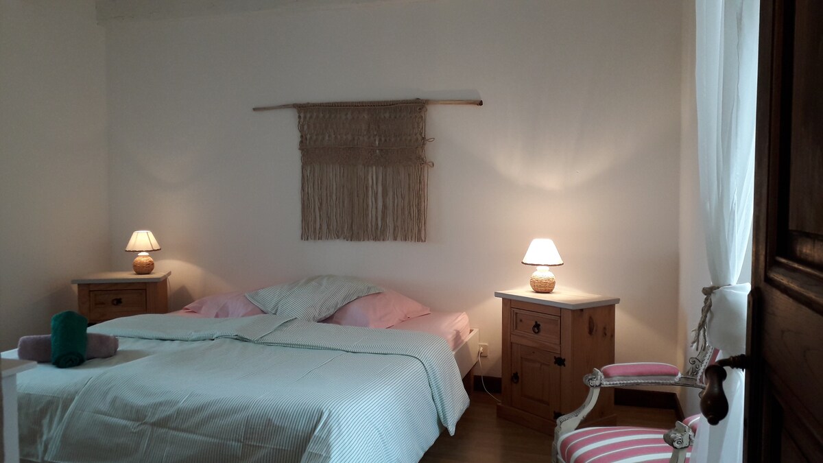 CHUMBA CHA KULALA CHA MACRAME na chumba cha kuoga pamoja na SINKI YA KUJITEGEMEA