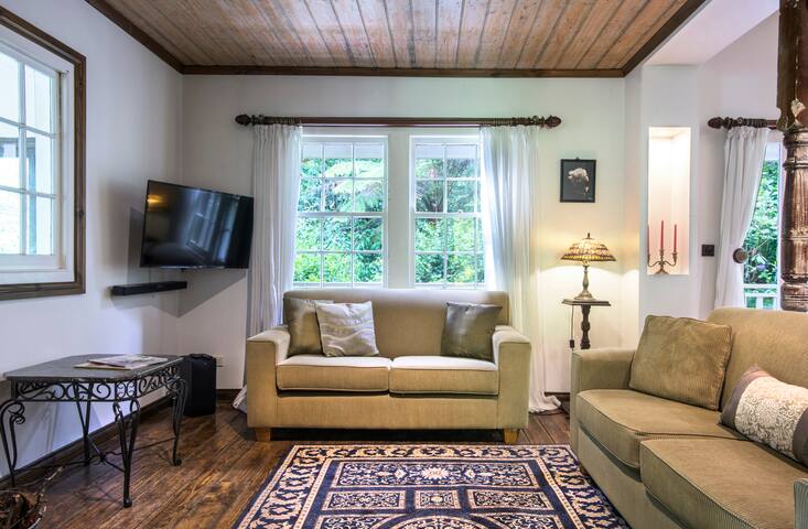 Winter Rose, sleeps 4, private gardens