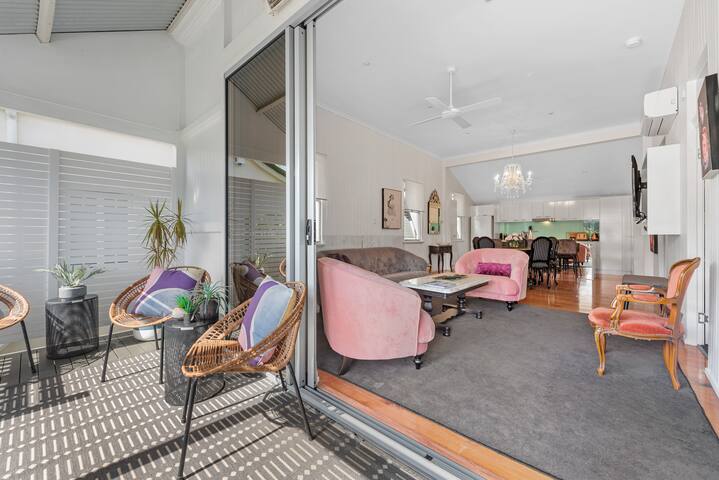 Luxe Inner-City Home with City Views! ~ Teneriffe gallery image 2