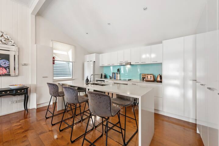 Luxe Inner-City Home with City Views! ~ Teneriffe gallery image 4