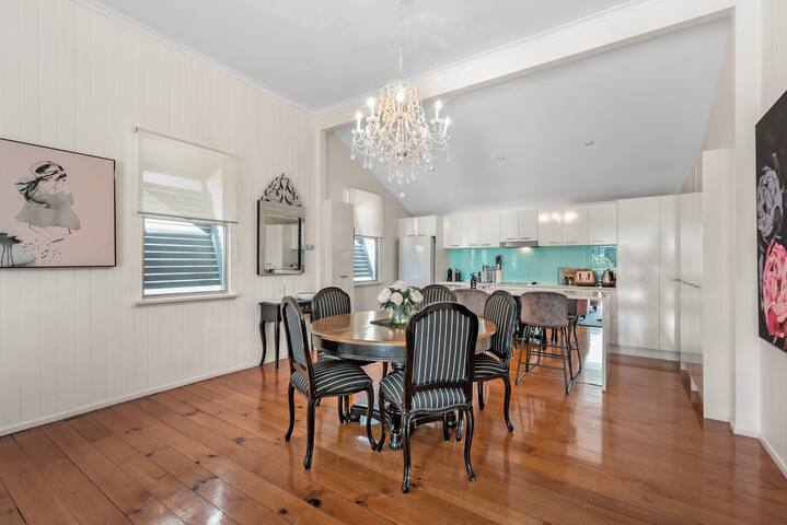 Luxe Inner-City Home with City Views! ~ Teneriffe gallery image 3