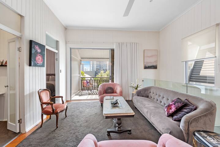 Luxe Inner-City Home with City Views! ~ Teneriffe