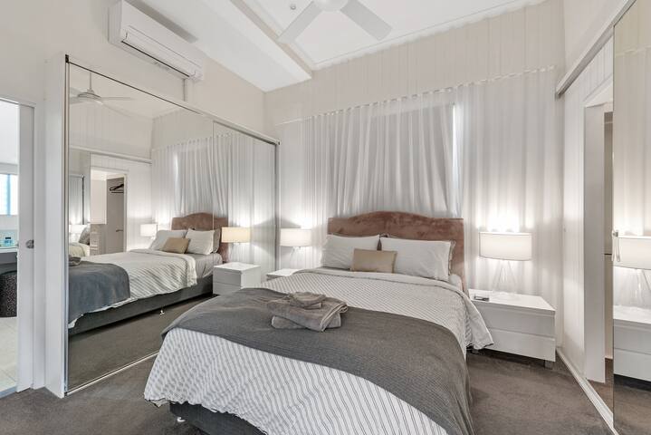 Luxe Inner-City Home with City Views! ~ Teneriffe gallery image 5