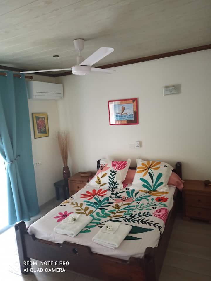 Habitación con cama de 140 cm , aire acondicionado y cervecero de aire