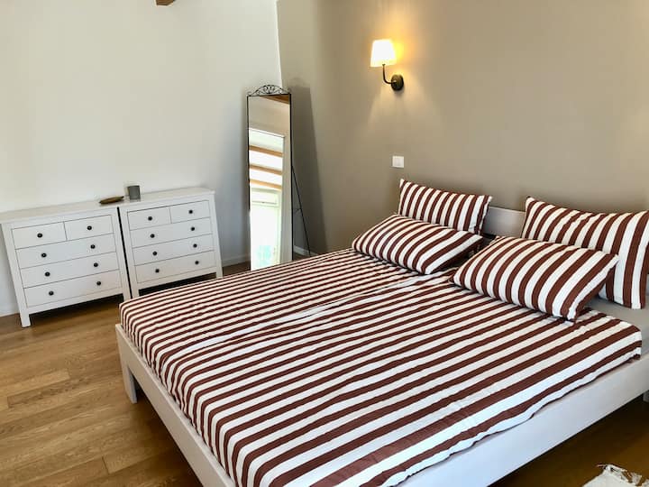 Bedroom with queen size bed annexe