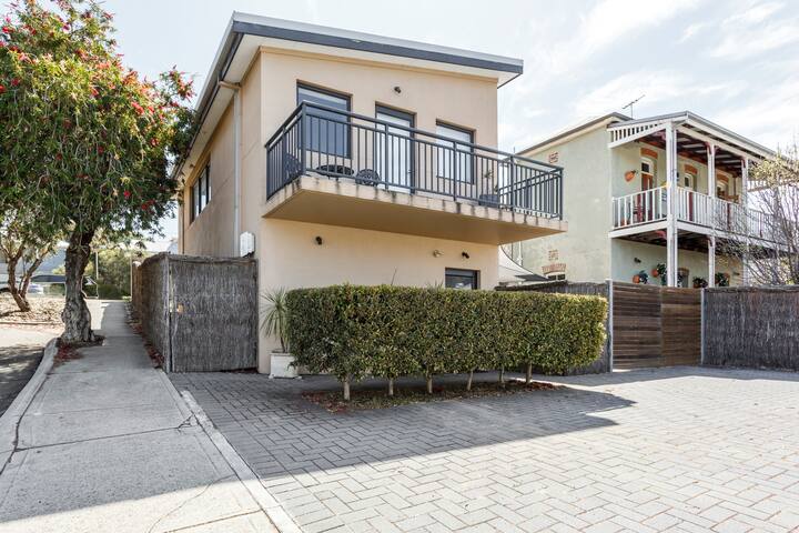 North Freo Chic,executive house + Wifi + NETFLIX gallery image 3