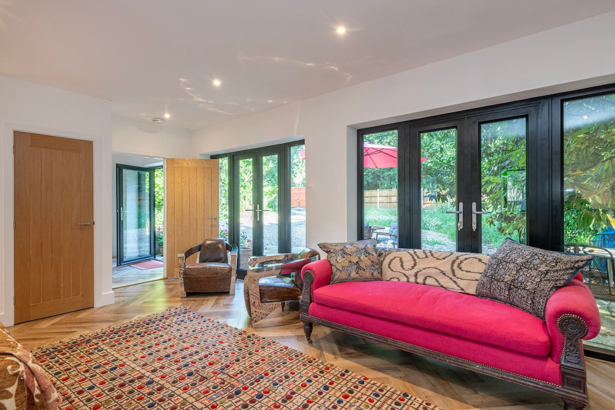 أبواب ثنائية الطي في الفناء