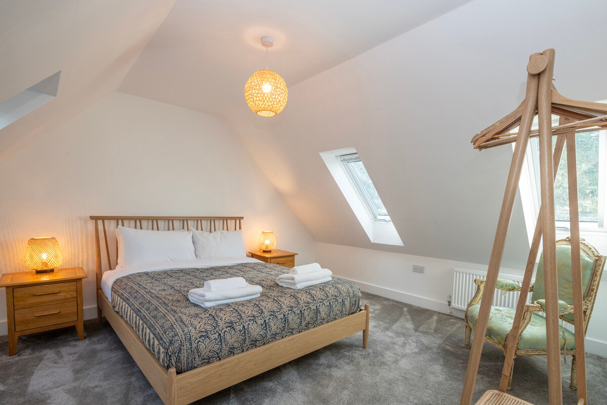 غرفة نوم 1 بسرير كبير وحمام داخلي