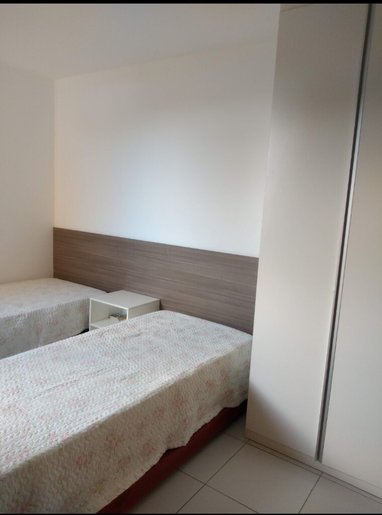 Chumba cha kulala 2 - Kiyoyozi, mlango wa bafu, kabati, vitanda viwili na nafasi ya magodoro mawili.