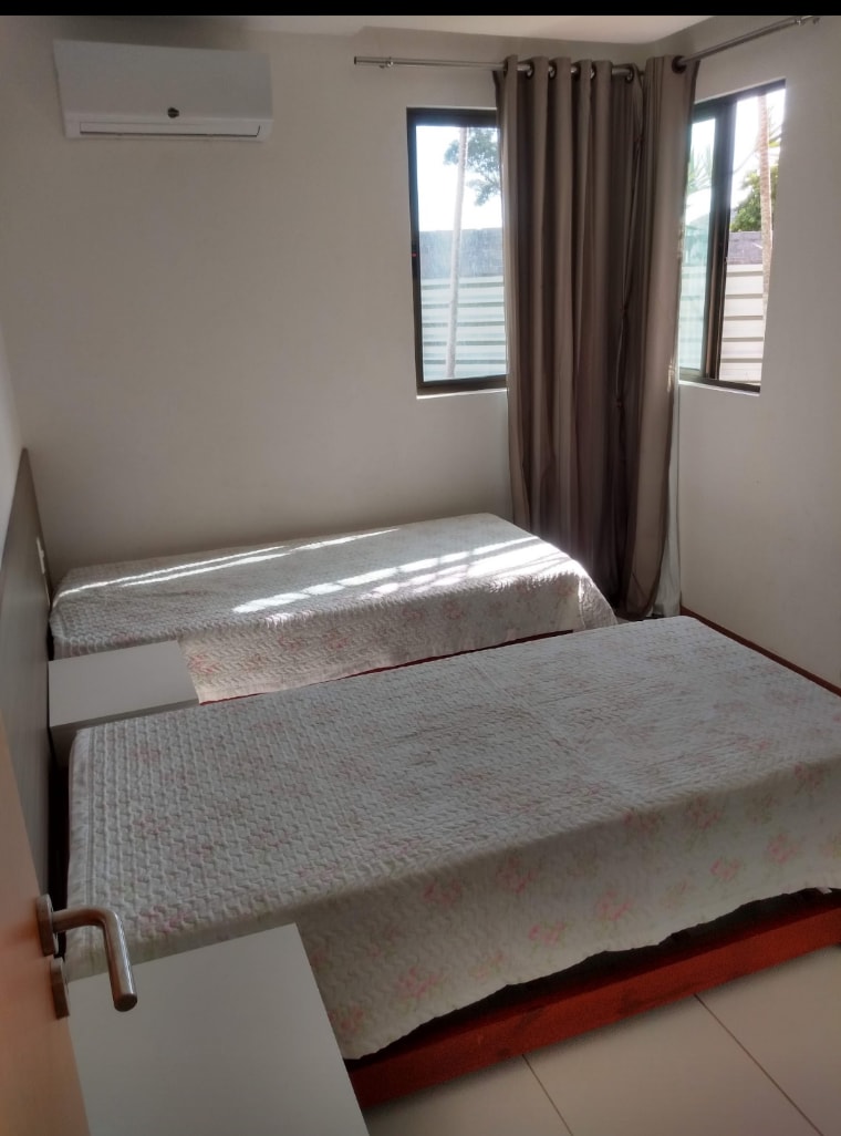 Chumba cha kulala 1. Chumba chenye kiyoyozi, kabati, vitanda viwili na nafasi ya magodoro mawili zaidi.