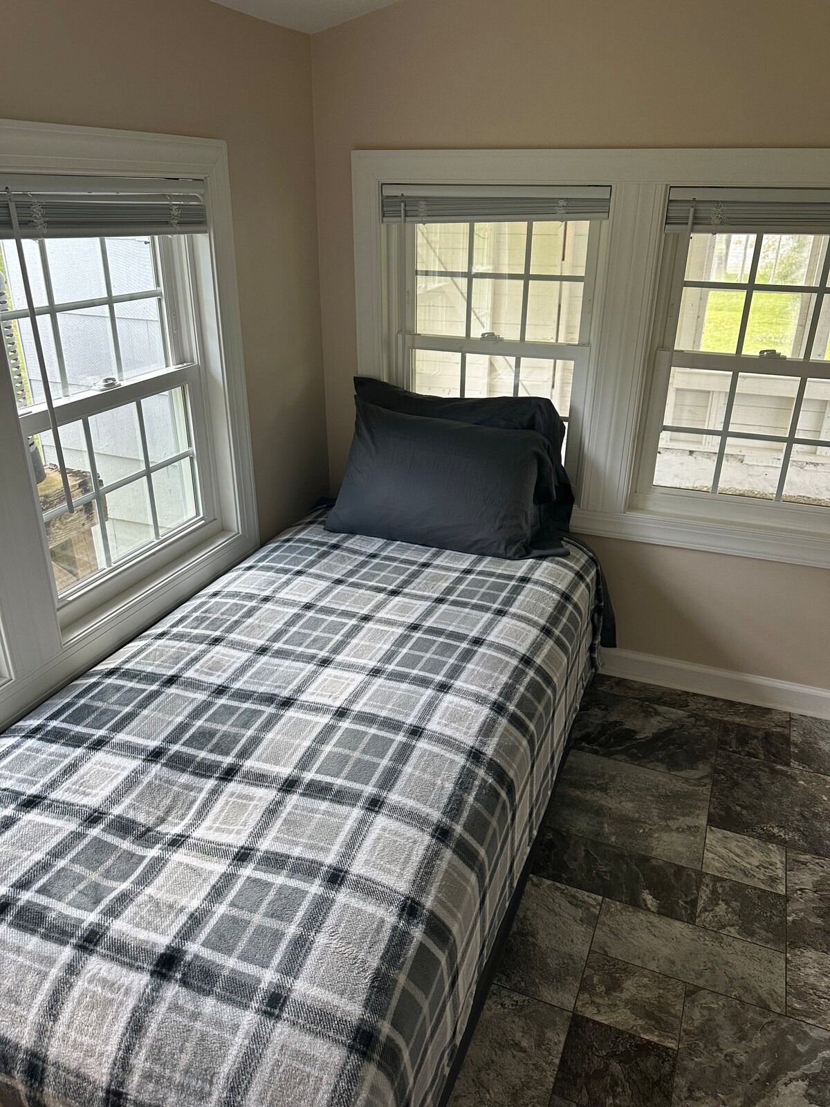 3号卧室配有一张单人床和一个床头柜