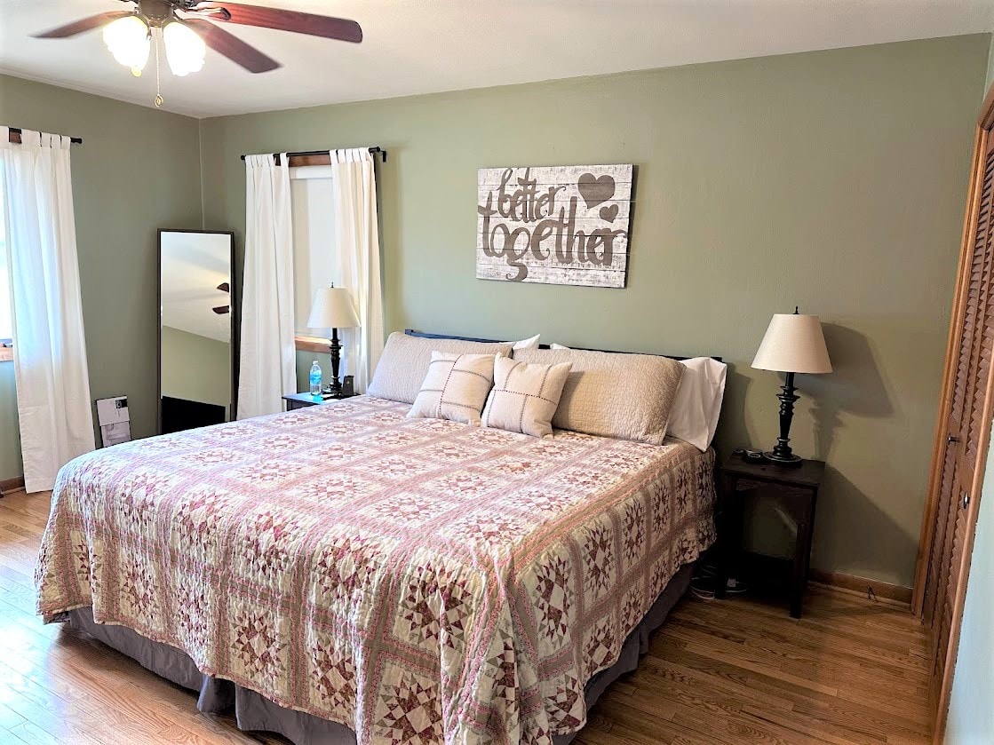 Ახალი მატრასი და ყუთის ზამბარა. Დიდი კარადა და ბარგის საკიდი. Ოთახის გამუქების ფერებში. ბოლო მაგიდებს აქვს USB პორტები და ღამის სადგამი ვაშლის სამმხრივი დამტენი (საათი, საჰაერო ხომალდები და ტელეფონი).