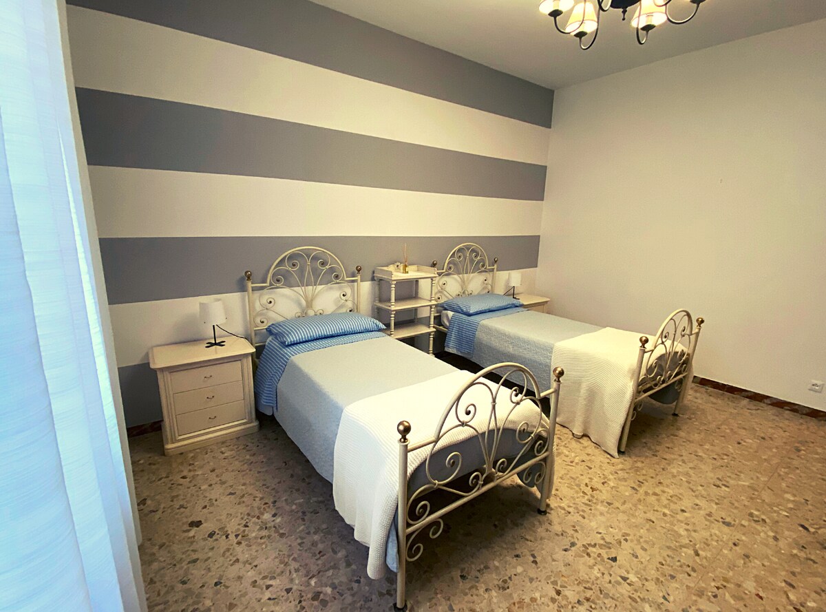 卧室配有2张躺椅，可将其变成双人床