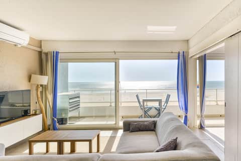 Large apartment on the beach, panoramic sea view